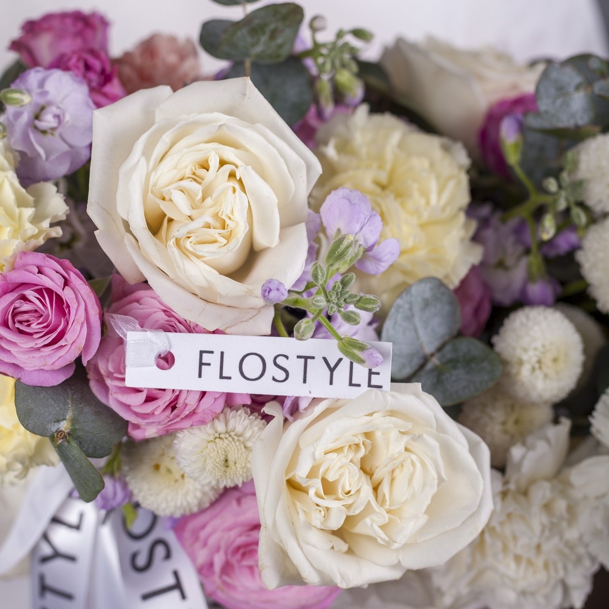 buket s pionovidnymi rozami v korzinke 13